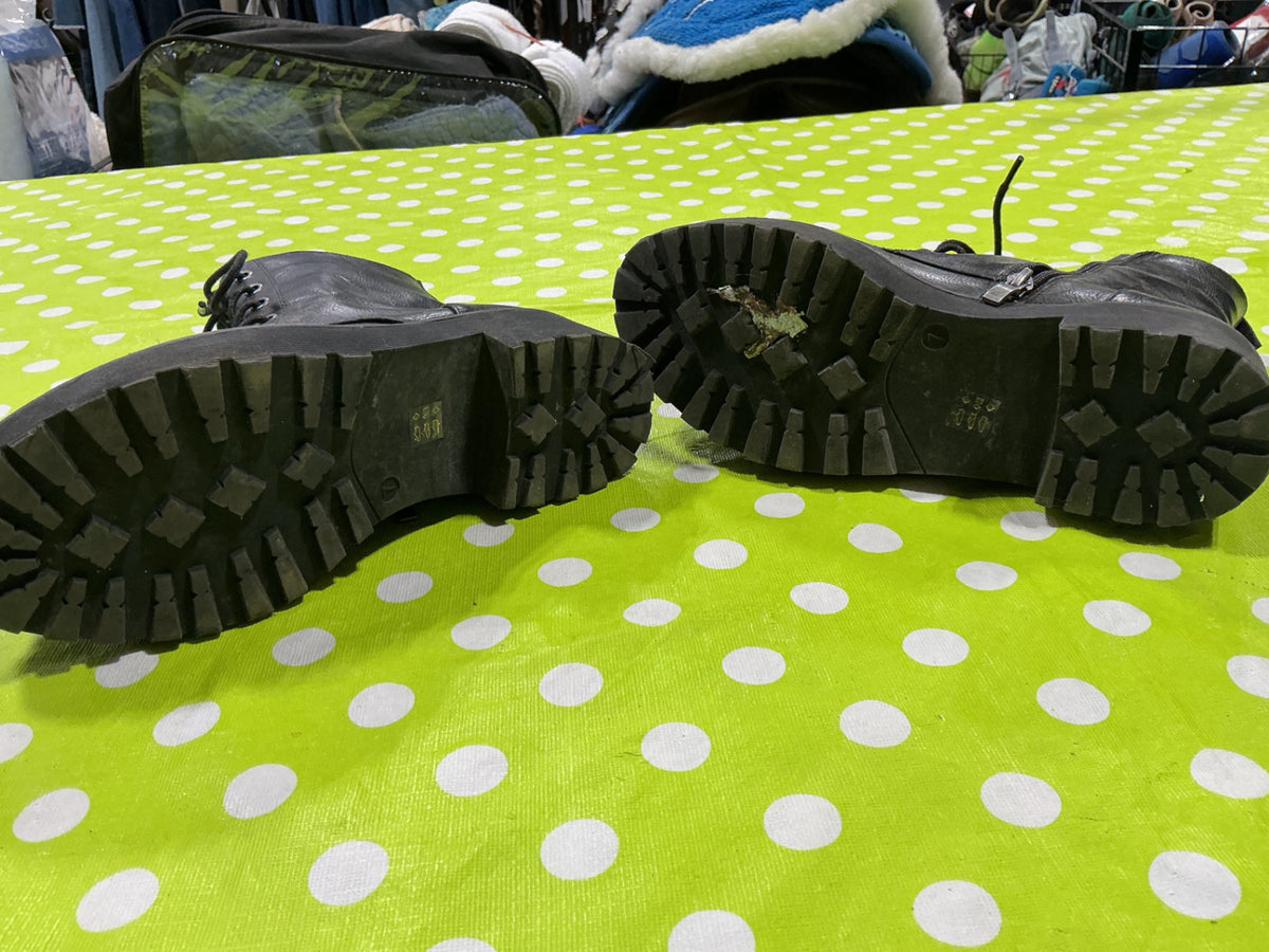 Boots Size 7 Black