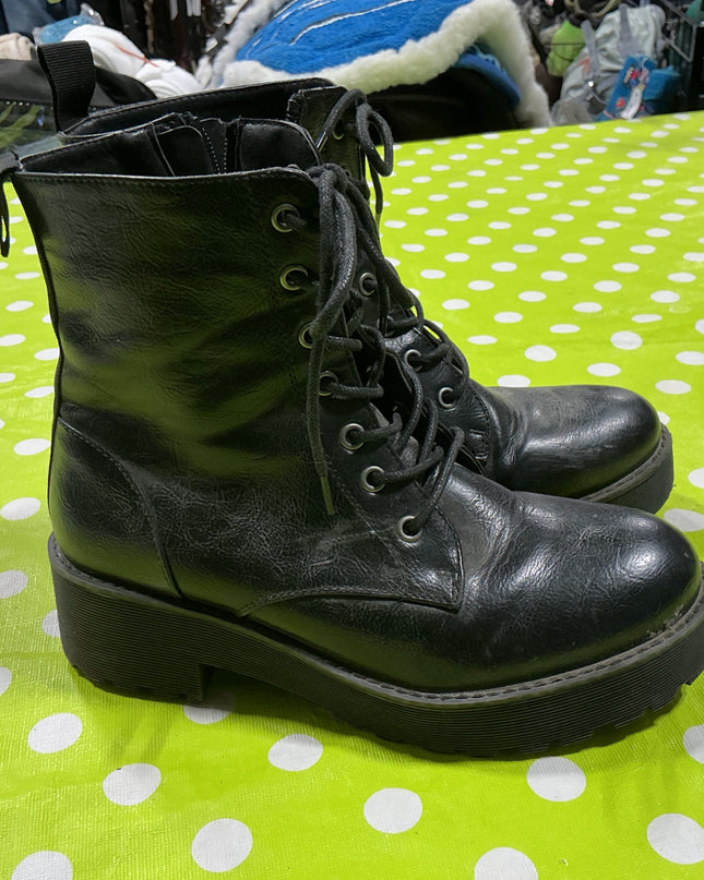 Boots Size 7 Black