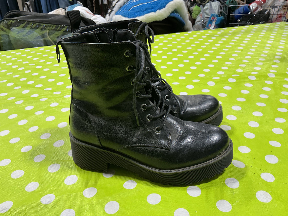 Boots Size 7 Black