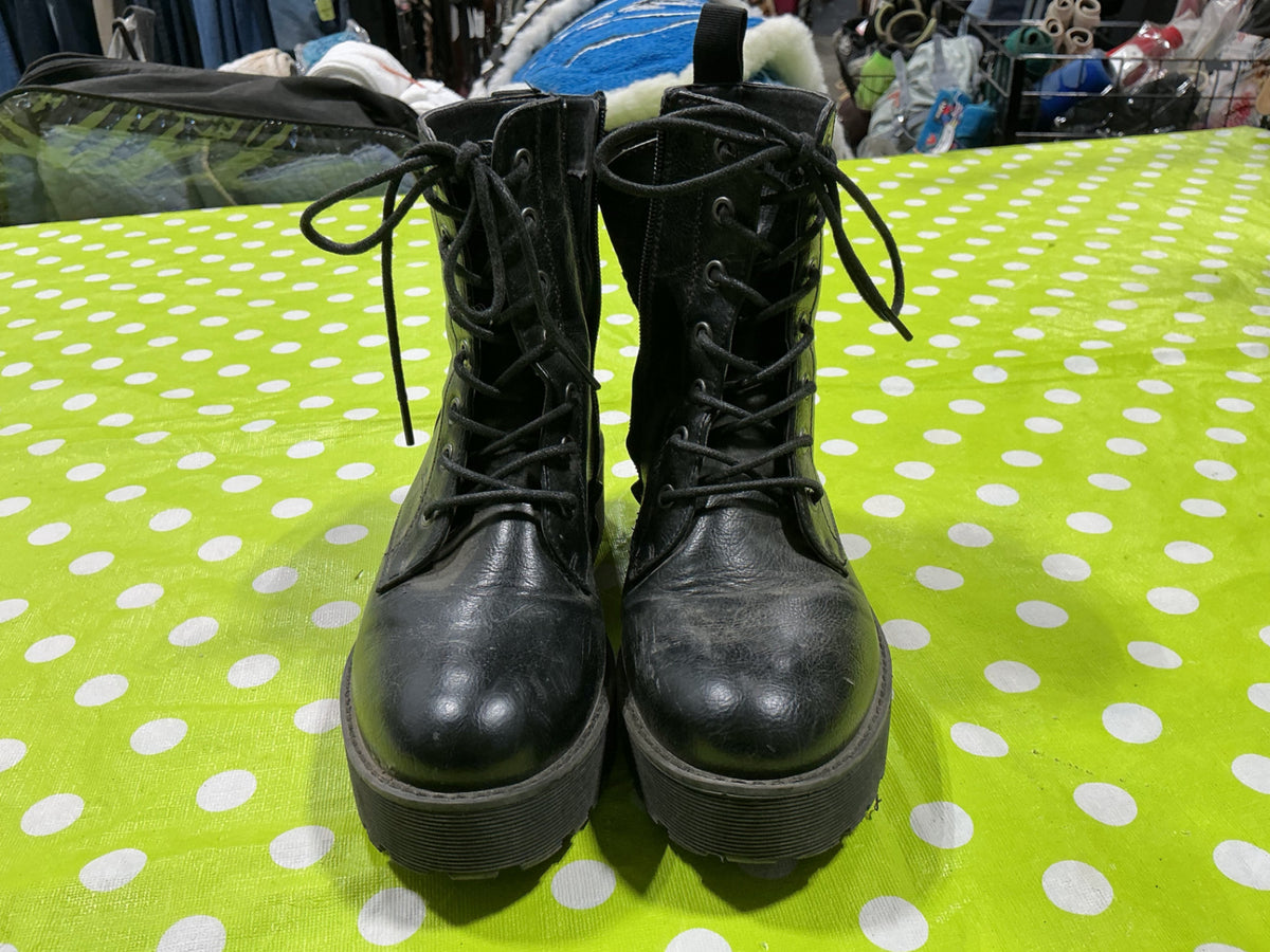 Boots Size 7 Black