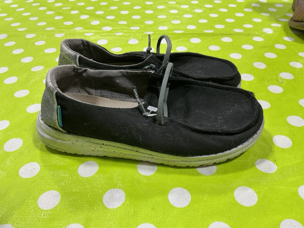 Shoes Hey Dude Size Y3 - L4.Black