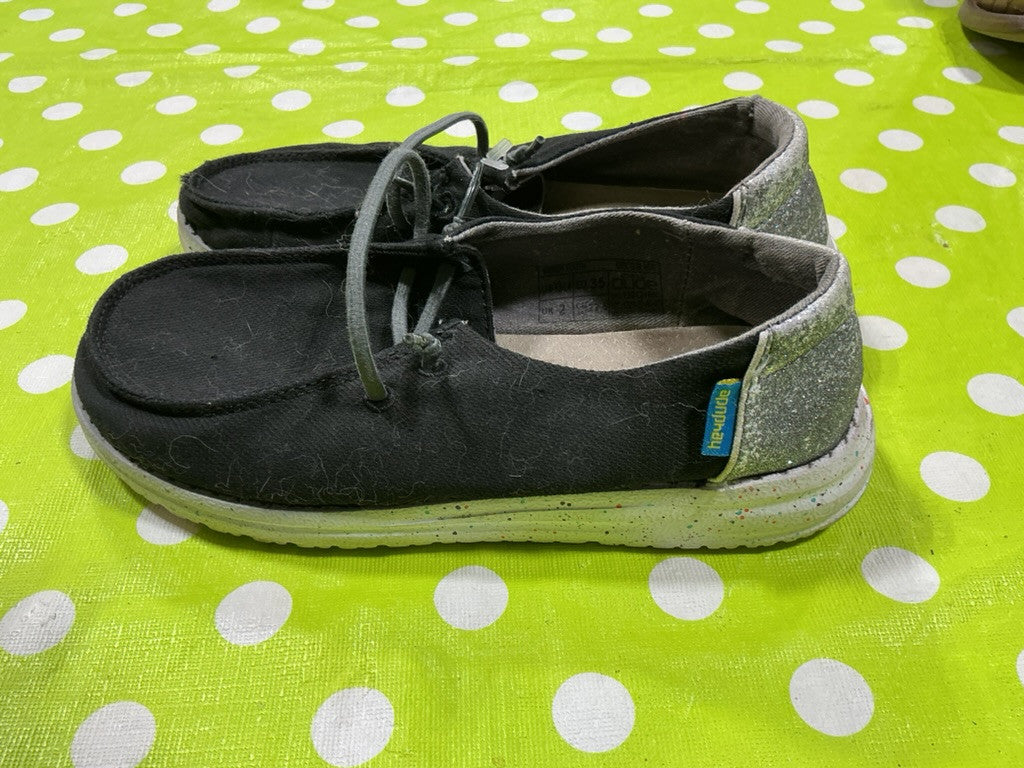 Shoes Hey Dude Size Y3 - L4.Black