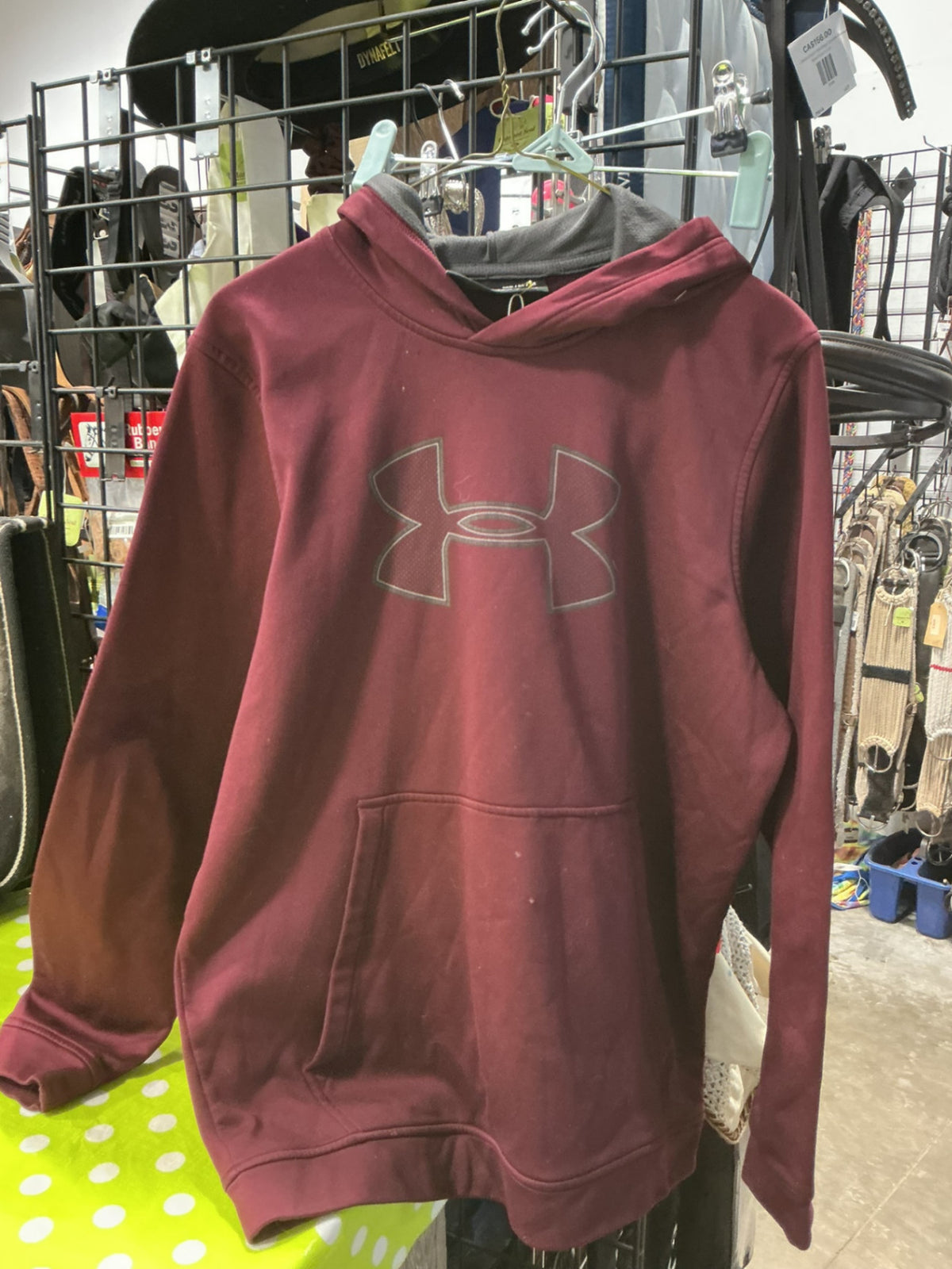 Hoody Mens Under Armour Size Medium  Snags(See pics) Burgandy