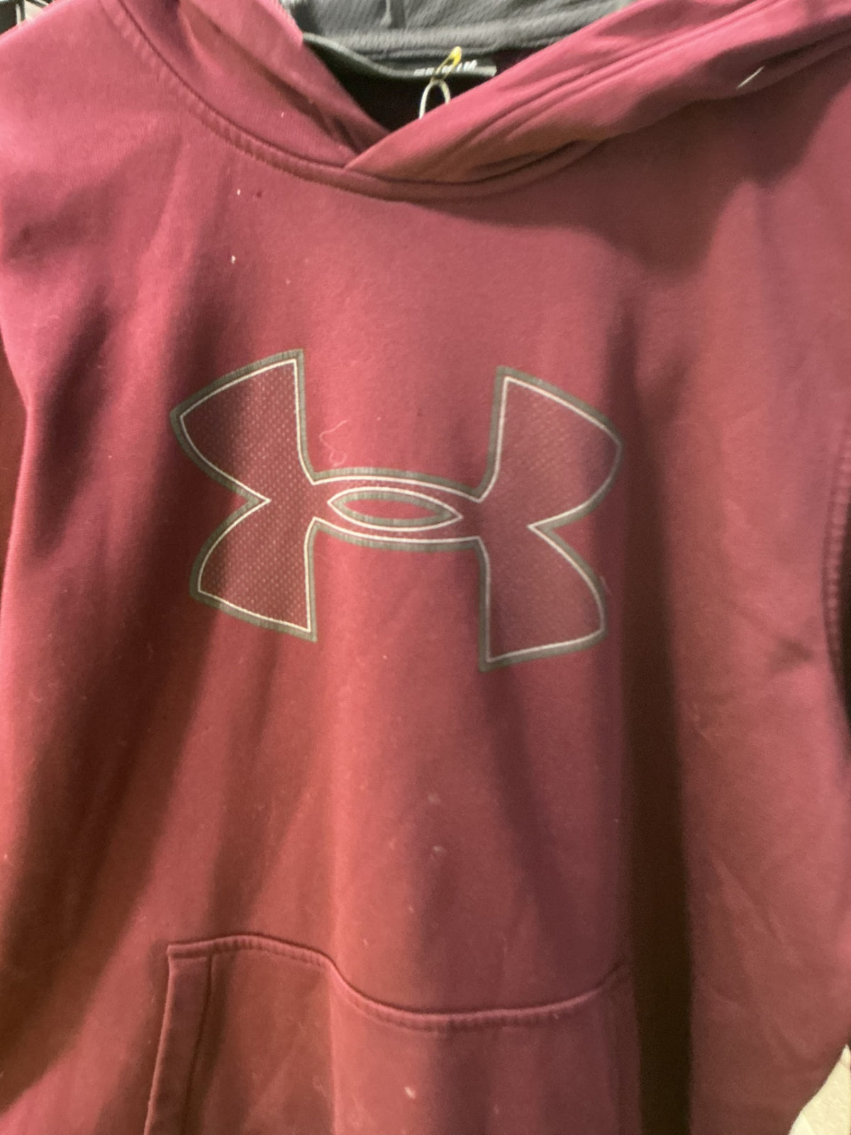 Hoody Mens Under Armour Size Medium  Snags(See pics) Burgandy