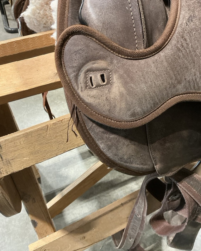Barefoot Treeless Saddle 16.5"