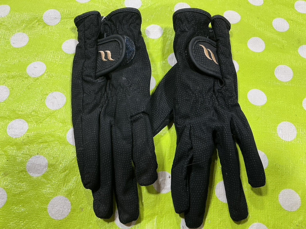 Riding gloves Back on Track