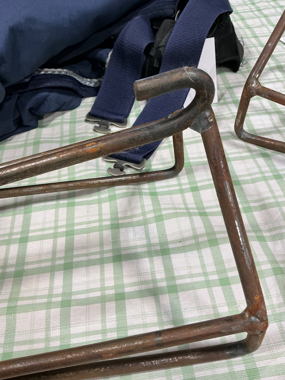 saddle stand with bridle hooks 
