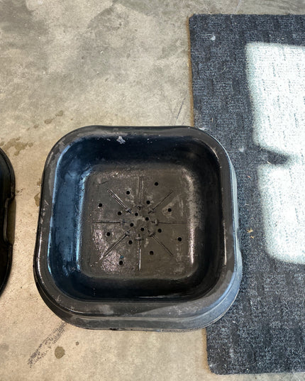 feed tub/salt block holder 