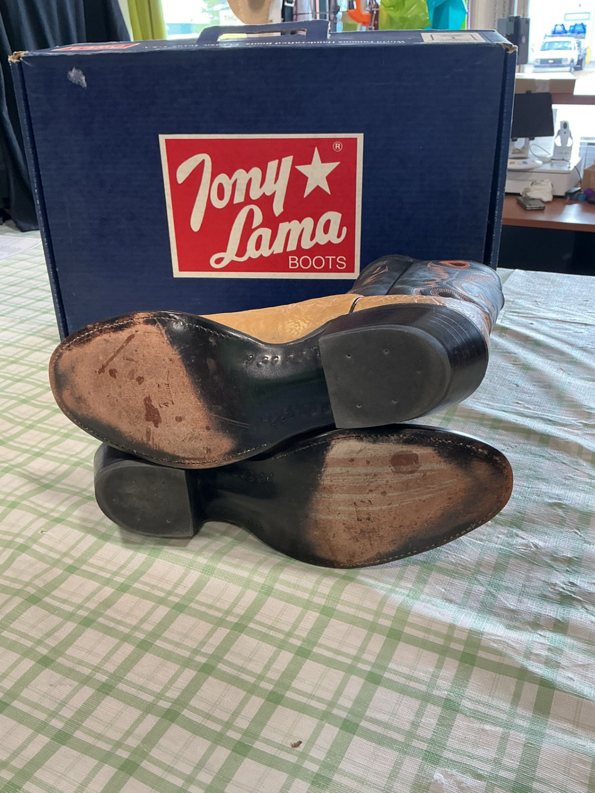 cowboy boots tony lamas 12"