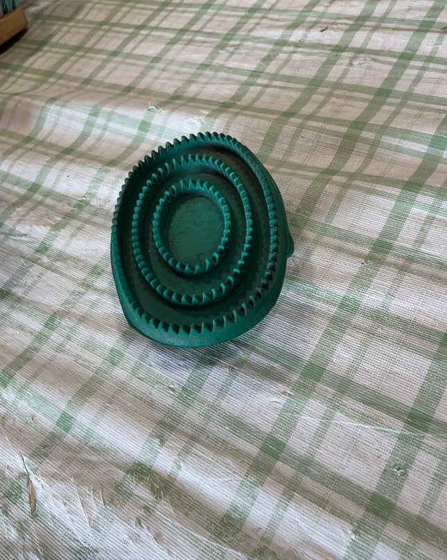 curry comb grooming brush 