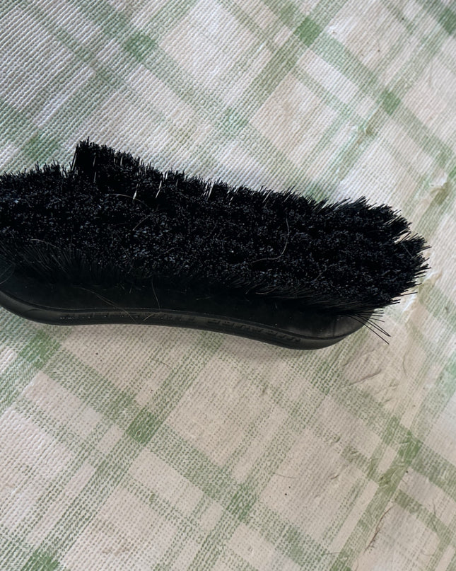 grooming brush black mini 