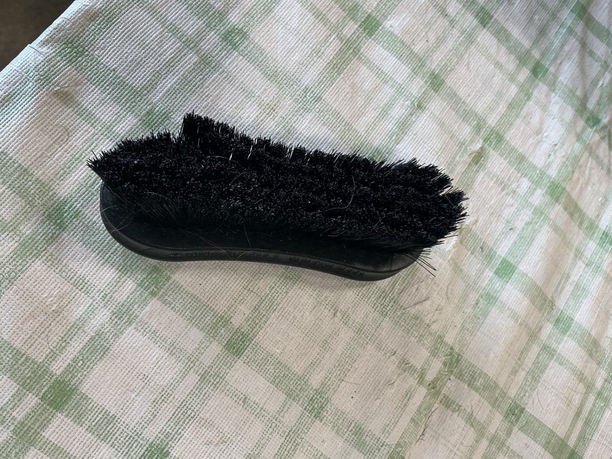 grooming brush black mini 