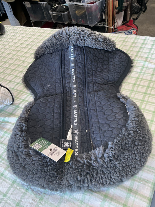 English 1/2 Saddle Pad – Mattes Platinum Sheepskin, Black | Used, Good