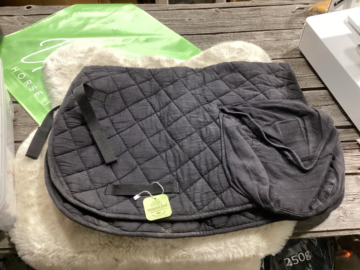 English Saddle Pad – Black with Back Pockets | Used