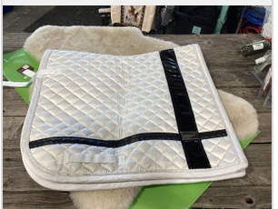 English Saddle Pad – Equestrian Stockholm Dressage, White/Black Stripe, Full | Used