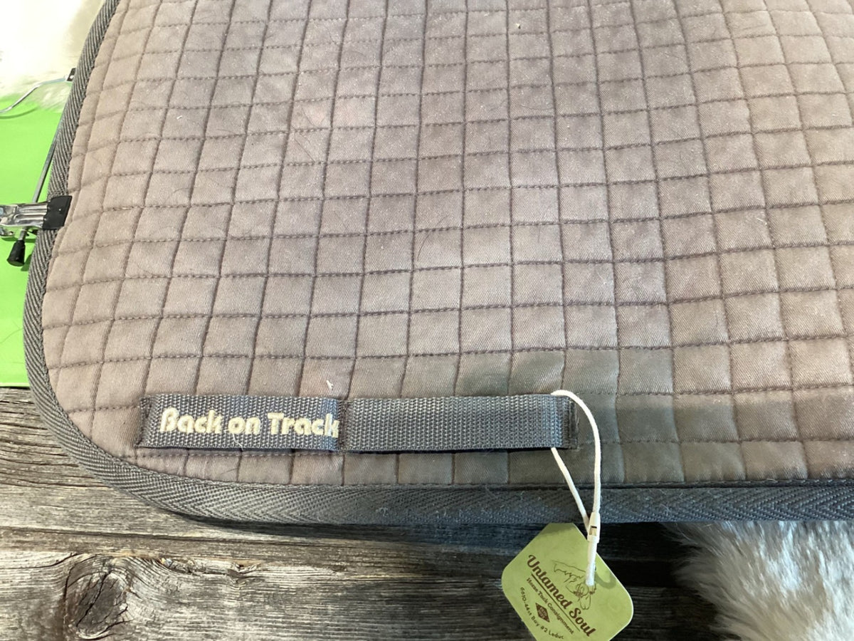 English Saddle Pad – Back on Track, Grey (Faded) | Used