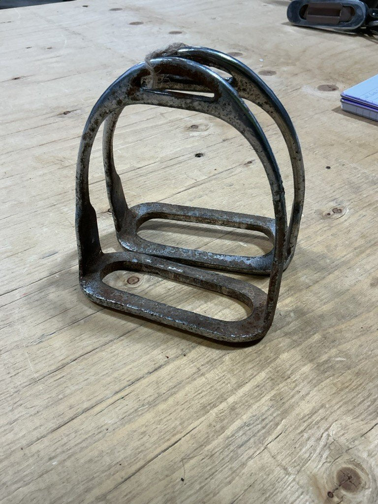 English Stirrups – Rusty, Decorative | Used