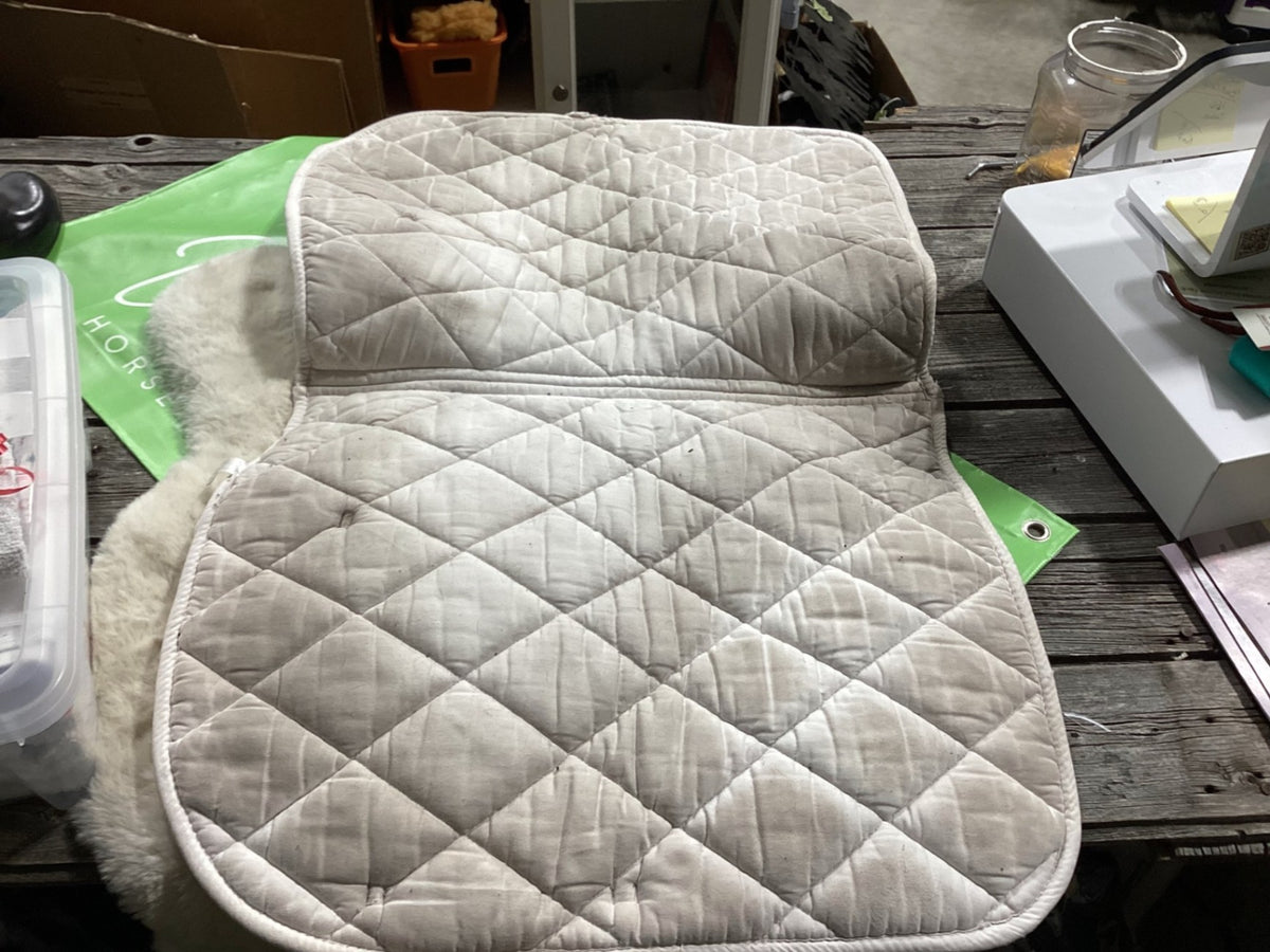 English Saddle Pad – Shedrow, White (Frayed) | Used