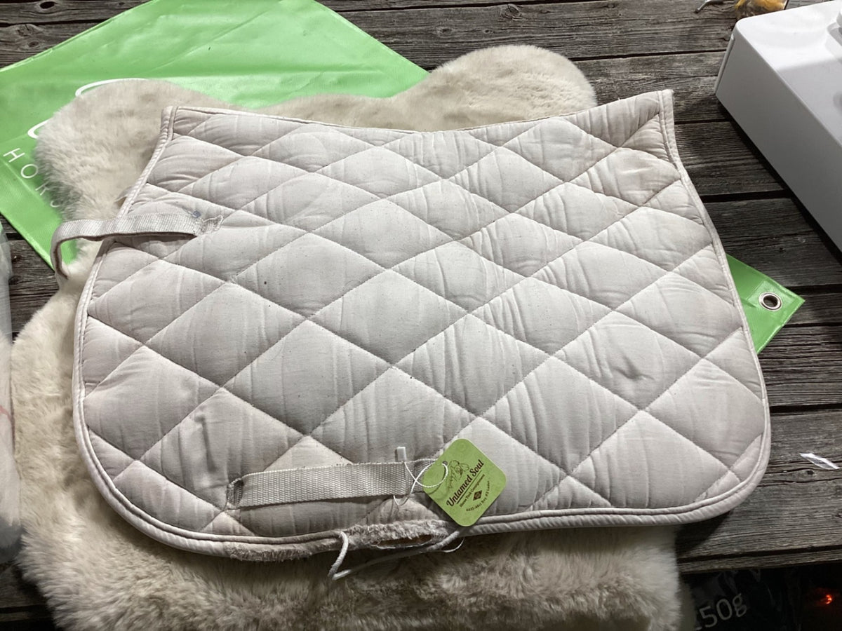 English Saddle Pad – Shedrow, White (Frayed) | Used