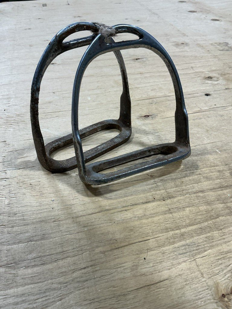 English Stirrups – Rusty, Decorative | Used
