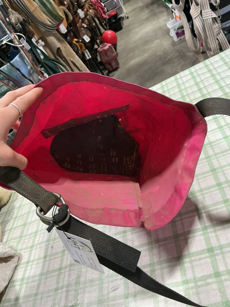 feed tub with head strap
