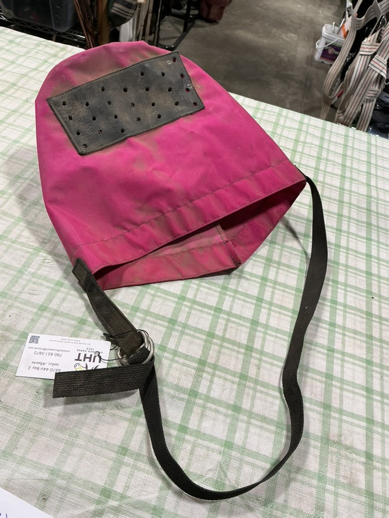 feed tub with head strap