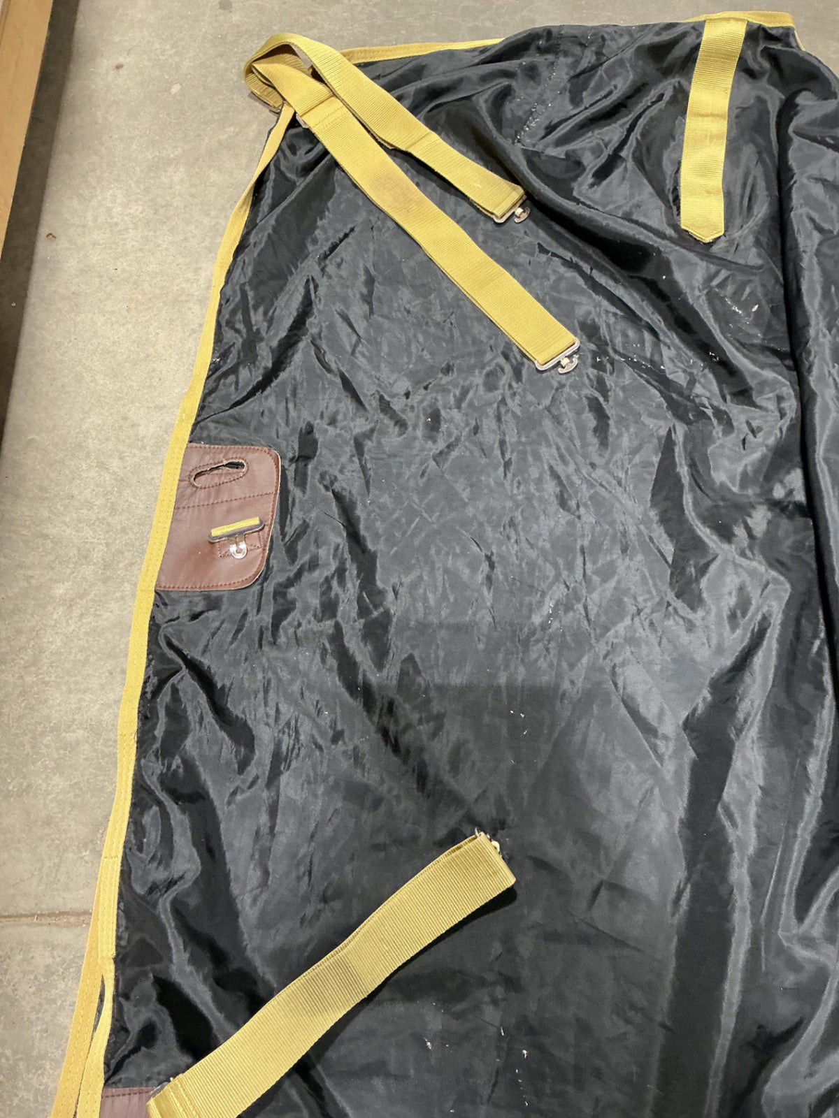 stable sheet 74" black and yellow 